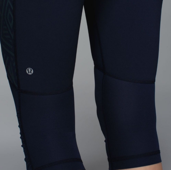 Lululemon Stash It Crop inkwell, Excellent Like new condition, Size 4 - Picture 8 of 8